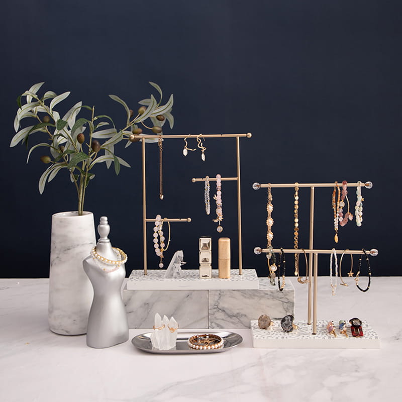 Rak penyimpanan barang kemas dengan tapak