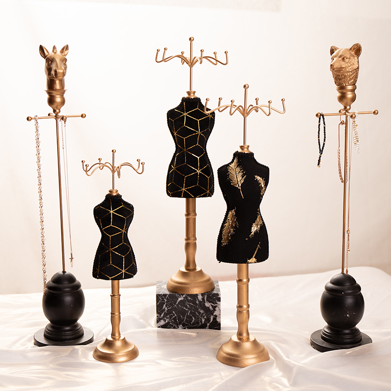 Paparan barang kemas patung patung hiasan rumah